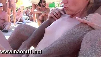 Abspielen Handjob mit den Füßen einer reifen Frau mitten am Strand