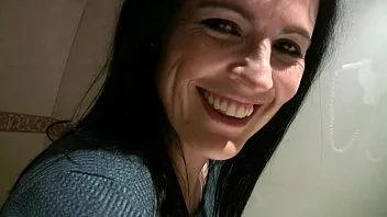 Montse Swinger güzel kıçını bir arkadaşına yaklaştırıyor
