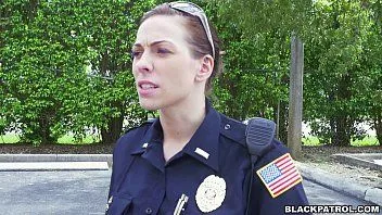 Abspielen Die Polizistinnen, die einen schwarzen Verbrecher ficken