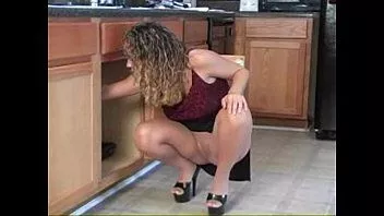 Redare Ala Nylons se plimbă dezbrăcată prin casa ei pentru a se dracu cu fiul ei