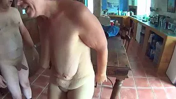 Sarkık memeli eski Fransız Sürtük Suzisoumise bir titjob verir