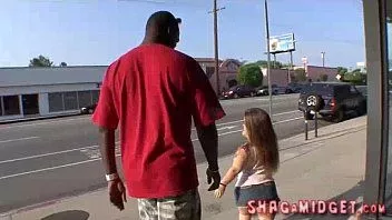 Abspielen Die blonde Zwergin wagt ihre erste Interracial-Erfahrung