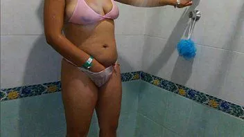 Thiccivelvet في حمامه يتباهى بمؤخرته المليئة بالرغوة