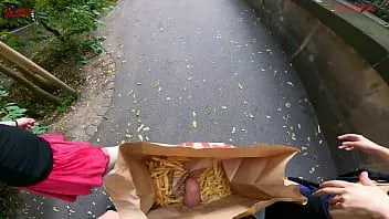 播放 他们在街上给他手淫，他藏着一袋土豆