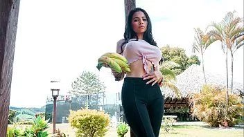 Sexy Latina proeft een vlezige lul en haar poesje wordt geneukt
