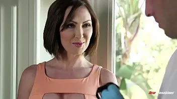 Riproduci La milf australiana Yasmin Scott ingoia lo sperma