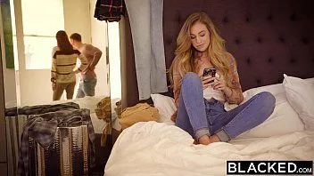 年轻的金发女郎莱拉·卢维尔 (Lyra Louvel) 与一名黑人享受《Blacked》