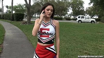 欲火中烧的小啦啦队长得到了大量的精液