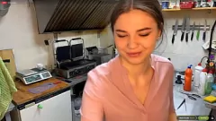 Riproduci La sensuale latina Marsha si spoglia al bar: uno spettacolo volgare in webcam