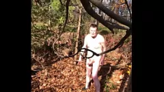 播放 爸爸的户外打手枪：热辣素人穿着短裤射精