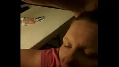 Afspelen Cuckold-echtgenoot deelt onbewust vrouw met een stier met een grote lul