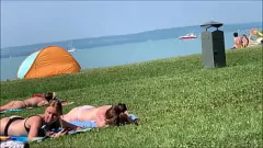 Abspielen Offener Fußfetisch am Strand mit zwei Teenie-Amateuren - 2020