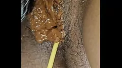 Reproduzir A buceta de gata gordinha, transbordando de leite cremoso