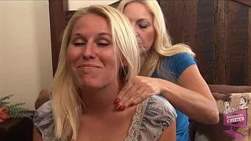 Afspelen Rugmassage eindigt in neuken met twee oma's