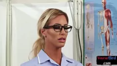 Riproduci Infermiera milf britannica in lingerie e tacchi alti catturati a guardare e prendere in giro la sborra di Guy
