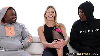 A safada Leah Lee faz trio com dois negros