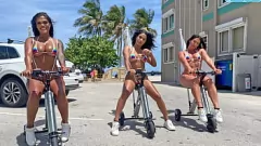 Putar Latina Camgirls in Bikini Ride Trikes Electric di Pantai Umum