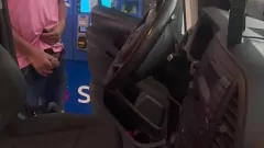 Afspelen Naughty Road Trip: Rijpe man wordt frisky bij het benzinestation