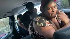 再生 大きなお尻の妊娠中の熟女は車の中でQuickie Creampieを取得します