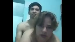 Riproduci Latino milf fa toccare le tette sulla webcam e si fa scopare in stile doggy