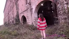 Redare Spionul pe tânărul adolescent Domitilla în timp ce se masturbează în aer liber
