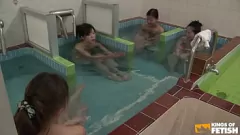 播放 淋浴的日本美女在一个不透明的狂欢中被一个角质家伙用手指淋浴