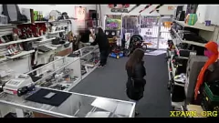 Reproduzir Uma bomba amadora gostosa enlouquece em uma loja com o namorado, curtindo sexo hardcore, boquete, punheta e terminando com uma gozada facial bagunçada