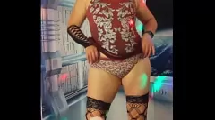 Putar Hotwife Steffi menari menggoda, telanjang bulat, melebarkan vaginanya yang basah, dan mendapat perawatan wajah dari sahabat suaminya