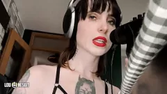 Redare Sesiune fierbinte de pegging Femdom cu Lou Nesbit și Lia Louise - ASMR Dirty Talk and Female Domination