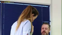 Riproduci Guarda come queste infermiere sexy dominano un tizio dal cazzo piccolo in una scena di gruppo di umiliazione CFNM