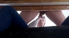 Abspielen Amateur-Blowjob auf dem Tisch, von unten gesehen, mit einem heißen oralen Creampie und Sperma im Mund